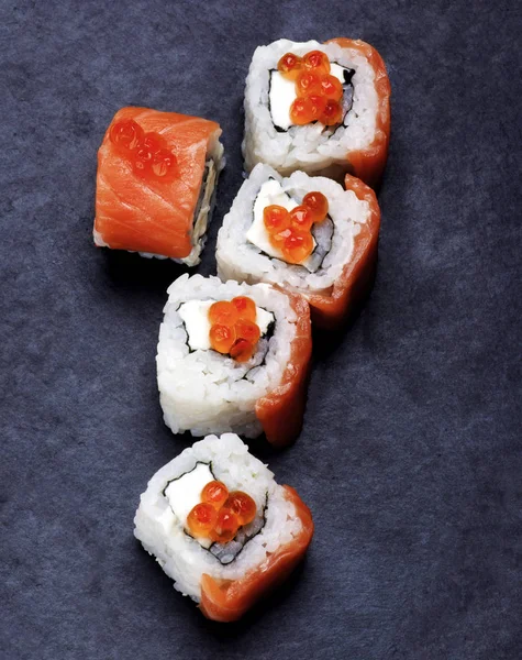 Salmón y Caviar Sushi — Foto de Stock