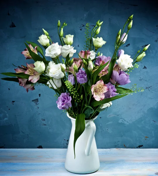 Eleganter Blumenstrauß — Stockfoto
