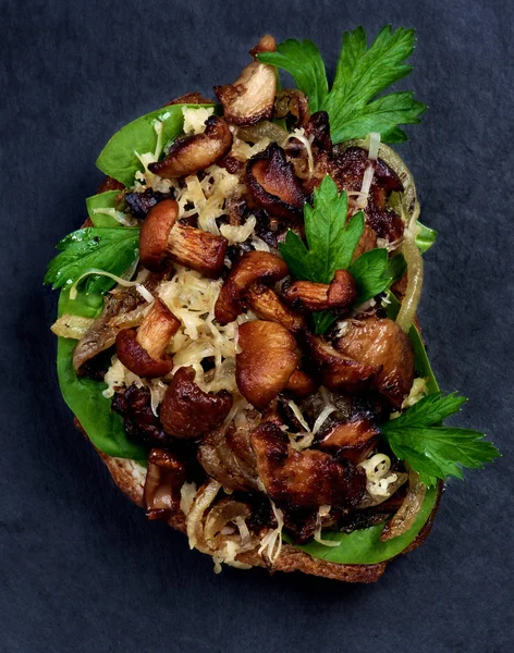 Crostini met paddenstoelen, cantharellen — Stockfoto