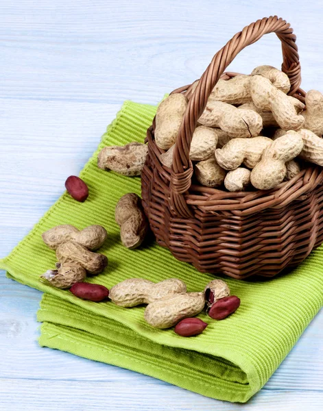 Cacahuetes con nuez —  Fotos de Stock