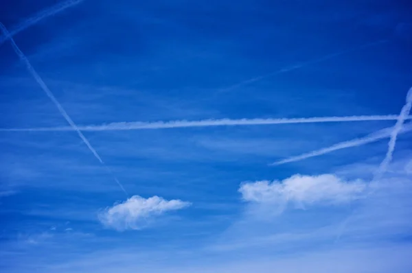 Himmel mit Fahndungsstreifen — Stockfoto