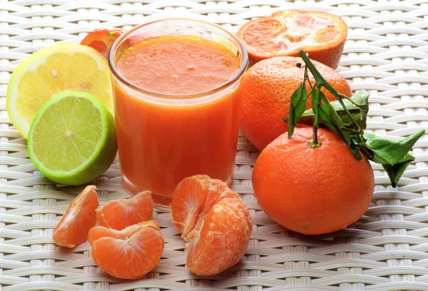 柑橘類のジュースを混合 — ストック写真