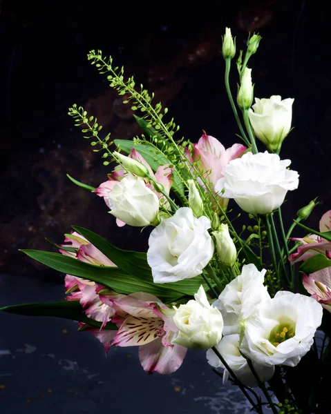 Bouquet de fleurs élégantes — Photo