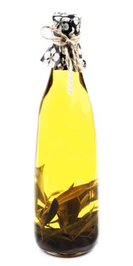 Beyaz arka planda izole edilmiş Tarhun ile bir şişe el yapımı zeytinyağı.