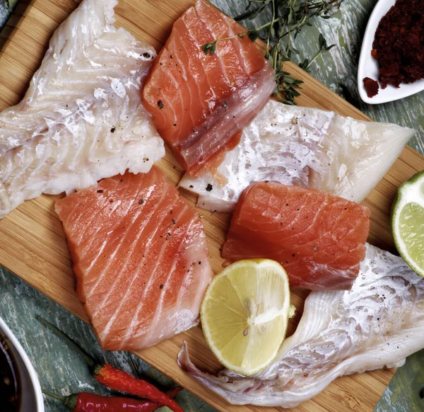 Roh Filet Von Lachs Und Kabeljau Thymian Gewürzen Limetten Und — Stockfoto