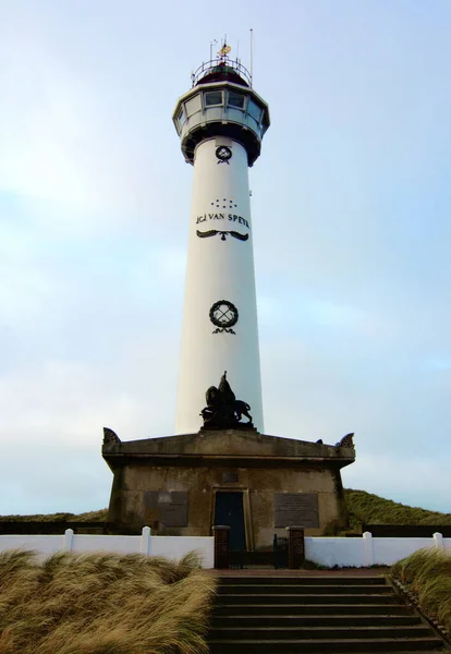 オランダのヴァン スピージク灯台 劇的な青空に対して オランダのエグモンド アーン — ストック写真