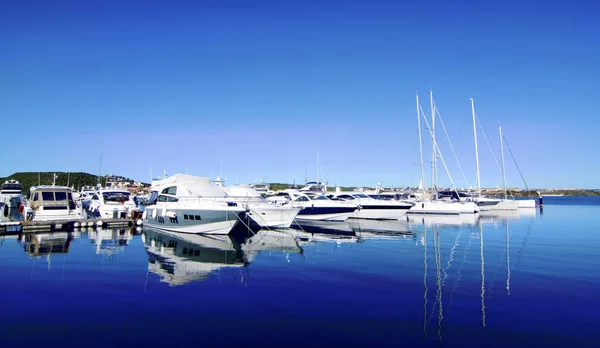 Horgonyzó Jachtok Hajók Tükröződéssel Felszínen Tenger Marina Mahon Menorca Spanyolország — Stock Fotó