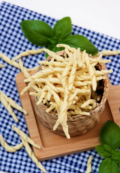 Pasta Cruda Fatta Casa Trofie Scatola Vimini Tavola Legno Tovagliolo — Foto Stock