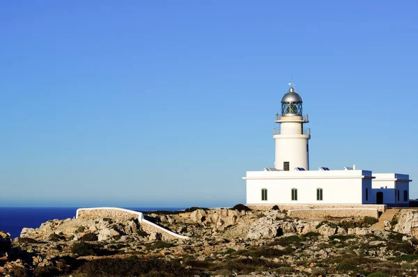 地平線の青い空の背景にある灯台ファー カヴァレリア メノルカ バレアレス諸島 スペイン — ストック写真