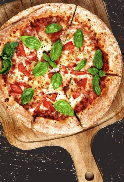 Vers Gebakken Margarita Pizza Met Tomaten Kaas Basilicumblaadjes Snijplank Close — Stockfoto