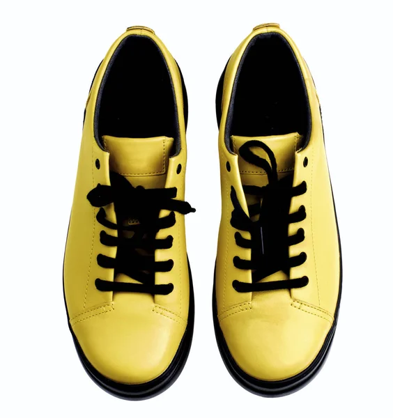 Chaussures Jaunes Contemporaines Cuir Luxe Avec Semelle Noire Lacets Isolés — Photo