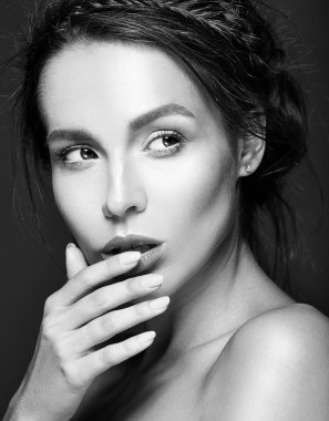 taze günlük makyaj ve kırmızı dudaklar ve sağlıklı bir cilt ile güzel kadın modeli portresi