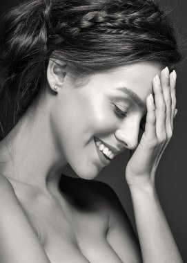 taze günlük makyaj ve kırmızı dudaklar ve sağlıklı bir cilt ile güzel kadın modeli portresi