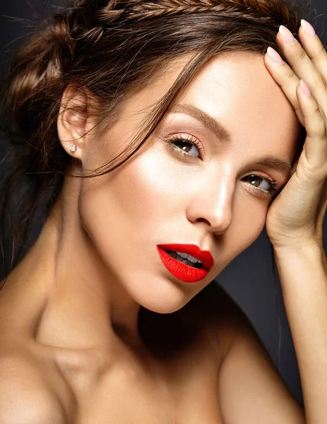 Porträtt av vacker kvinna modell med fräsch daglig makeup och röda läppar och frisk hud — Stockfoto