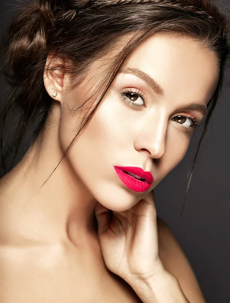 Retrato de modelo de mujer hermosa con maquillaje diario fresco y labios rojos y piel sana —  Fotos de Stock