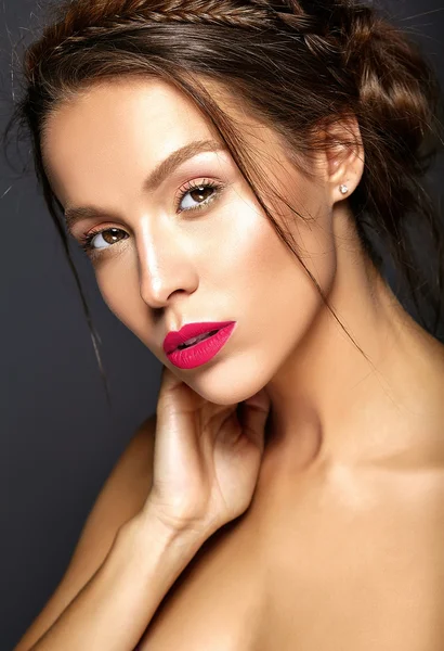 Retrato de modelo de mujer hermosa con maquillaje diario fresco y labios rojos y piel sana — Foto de Stock