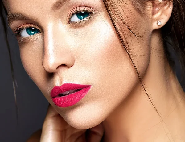 Портрет красивой женщины модели со свежим ежедневным макияжем и красными губами и здоровой кожей — стоковое фото