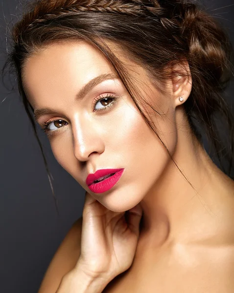 Retrato de modelo de mujer hermosa con maquillaje diario fresco y labios rojos y piel sana — Foto de Stock