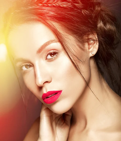 Porträt einer schönen Model-Frau mit täglich frischem Make-up und roten Lippen und gesunder Haut — Stockfoto
