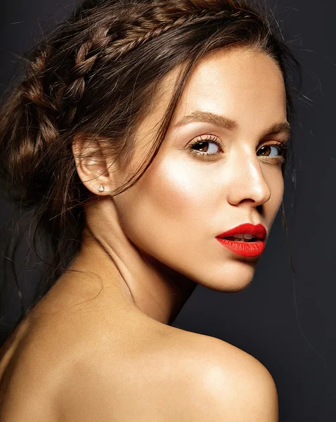 新鮮な毎日のメイクと赤い唇と健康な肌を持つ美しい女性モデルの肖像画 — ストック写真