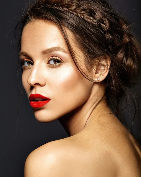 Retrato de modelo de mujer hermosa con maquillaje diario fresco y labios rojos y piel sana — Foto de Stock