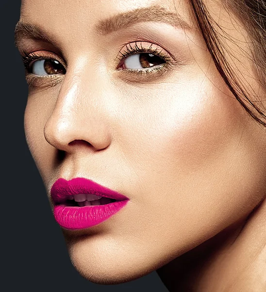 Retrato de modelo de mujer hermosa con maquillaje diario fresco y labios rojos y piel sana — Foto de Stock