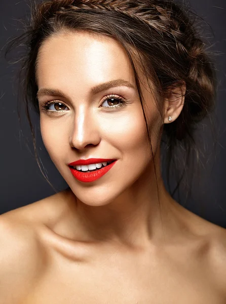 Portrait of beautiful woman model with fresh daily makeup and red lips and healthy skin — Stock Photo, Image