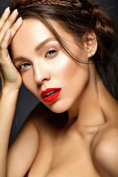 Portrait of beautiful woman model with fresh daily makeup and red lips and healthy skin — Stock Photo, Image