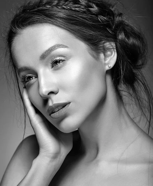 Gyönyörű női modell portréja friss napi smink és piros ajkak és az egészséges bőr — Stock Fotó