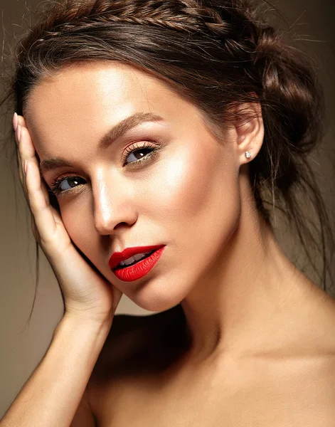 Gyönyörű női modell portréja friss napi smink és piros ajkak és az egészséges bőr — Stock Fotó