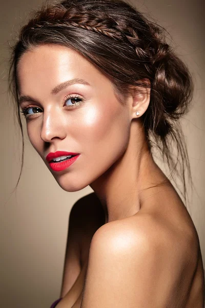 Retrato de modelo de mulher bonita com maquiagem diária fresca e lábios vermelhos e pele saudável — Fotografia de Stock