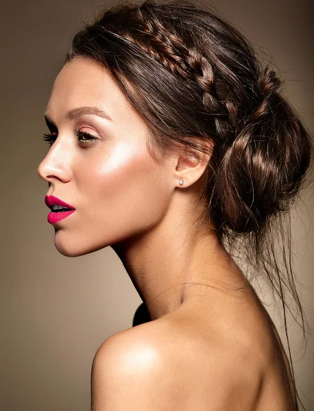 Retrato de modelo de mujer hermosa con maquillaje diario fresco y labios rojos y piel sana — Foto de Stock