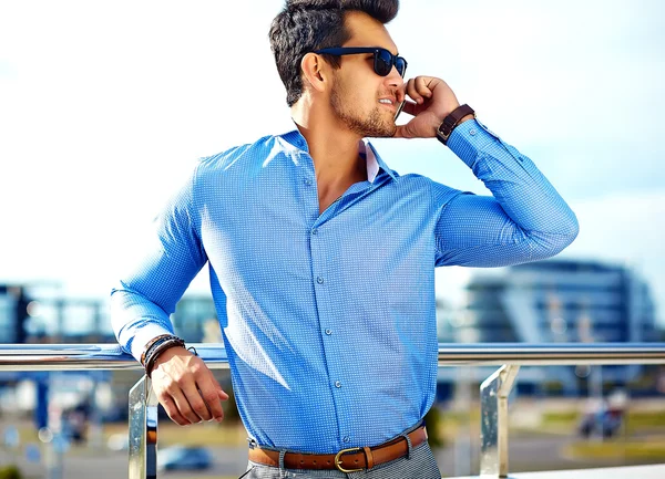 Retrato de moda de hombre de negocios sexy joven modelo guapo en traje de tela casual en gafas de sol en la calle hablando en su teléfono — Foto de Stock