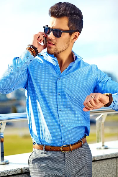 Portret moda młody biznesmen sexy przystojny model człowieka w kolorze tkaniny dorywczo w okulary na ulicy, mówiąc na telefon — Zdjęcie stockowe