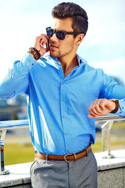 Retrato de moda de jovem empresário sexy bonito modelo homem em terno pano casual em óculos de sol na rua falando em seu telefone — Fotografia de Stock