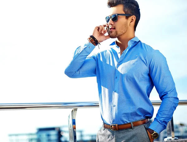 Módní portrét mladé sexy podnikatel pohledný model muže v obleku ležérní hadřík ve sluneční brýle v ulici mluvení na svém telefonu — Stock fotografie