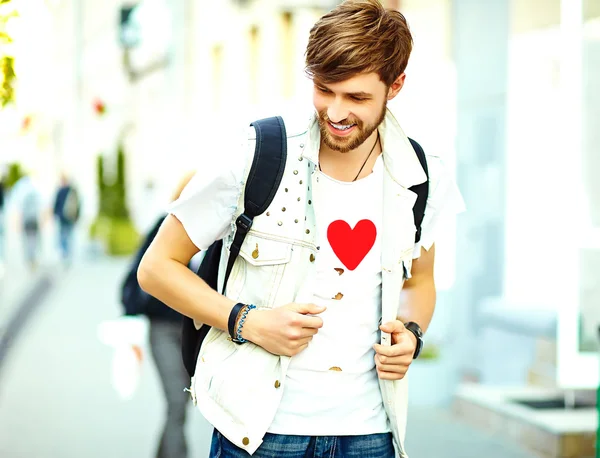 Gracioso sonriente hipster guapo hombre en elegante verano ropa posando en la calle fondo —  Fotos de Stock