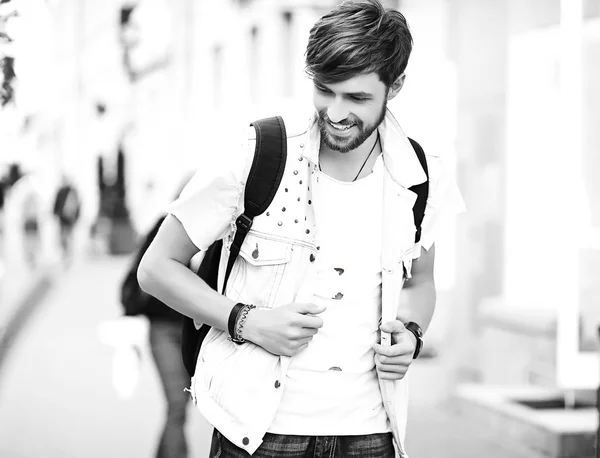 Gracioso sonriente hipster guapo hombre en elegante verano ropa posando en la calle fondo —  Fotos de Stock