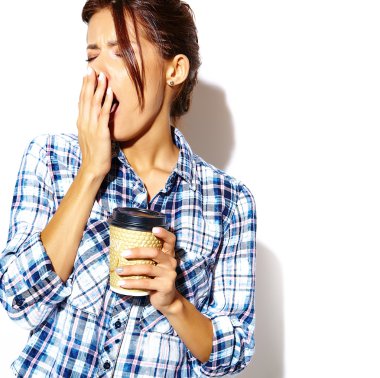 Plastik kahve fincanı tutan, damalı gömlek deli gidiyor güzel şık serin komik genç kız Portresi