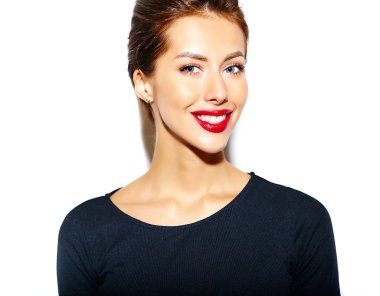 güzel mutlu sevimli seksi esmer elbiseli kadın rahat siyah beyaz zemin üzerine kırmızı dudaklar