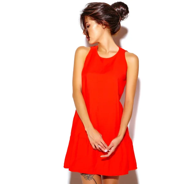 Портрет моды милая молодая девушка модель в красном платье на белом фоне — стоковое фото