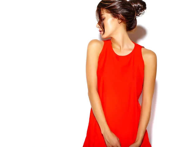 Csinos fiatal lány modell egy piros ruhás, fehér alapon portréja — Stock Fotó