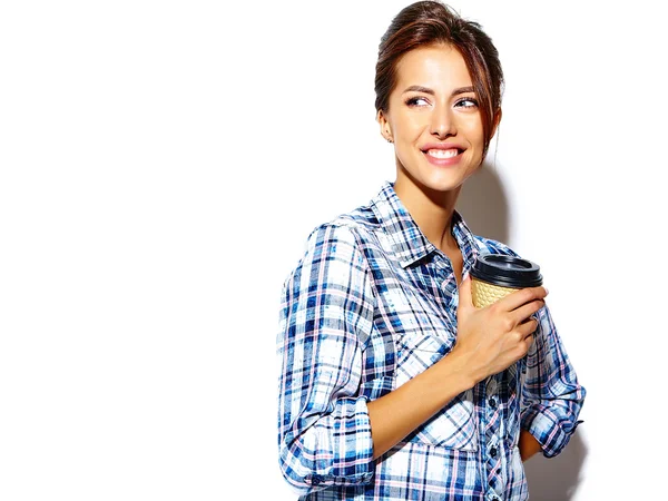 Porträt der schönen stilvollen coolen lustigen Teenie-Mädchen verrückt in kariertem Hemd, hält Plastik-Kaffeetasse — Stockfoto