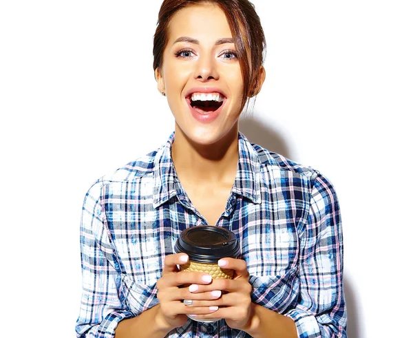 Porträt der schönen stilvollen coolen lustigen Teenie-Mädchen verrückt in kariertem Hemd, hält Plastik-Kaffeetasse — Stockfoto