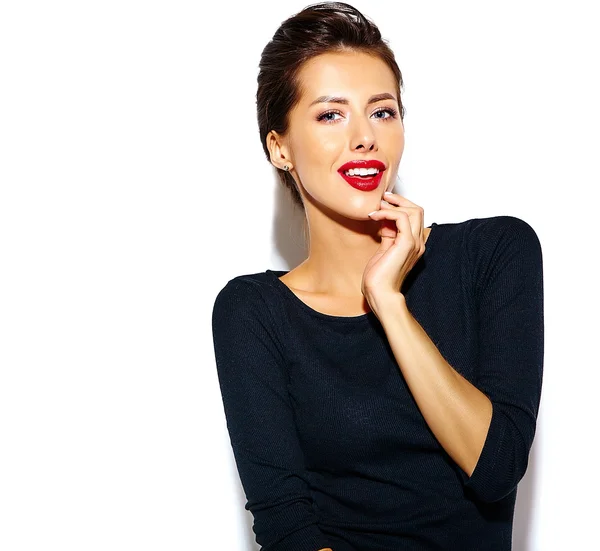 Vackra glad söt sexig brunett kvinna i casual svart klänning med röda läppar på vit bakgrund — Stockfoto