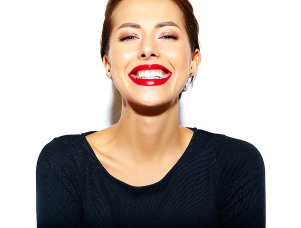 Mooie gelukkig leuke sexy brunette vrouw in casual zwarte jurk met rode lippen op witte achtergrond — Stockfoto