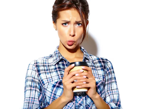 Retrato de una hermosa chica adolescente divertida y elegante enloqueciendo con camisa a cuadros, sosteniendo una taza de café de plástico — Foto de Stock