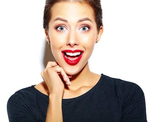 Hermosa feliz linda mujer morena sexy en vestido negro casual con labios rojos sobre fondo blanco —  Fotos de Stock