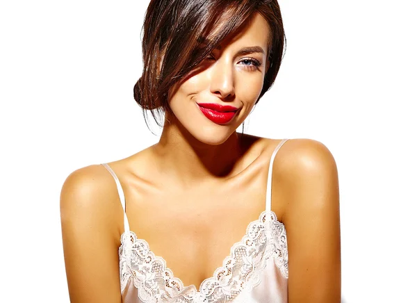 Porträtt av vackra glad söt sexig brunett kvinna med röda läppar i pyjamas underkläder på vit bakgrund — Stockfoto