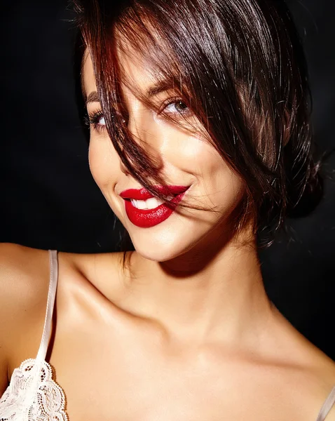 Retrato de hermosa sensual linda morena sexy mujer con labios rojos en pijama lencería sobre fondo negro.Con pelo cubriendo su cabello — Foto de Stock